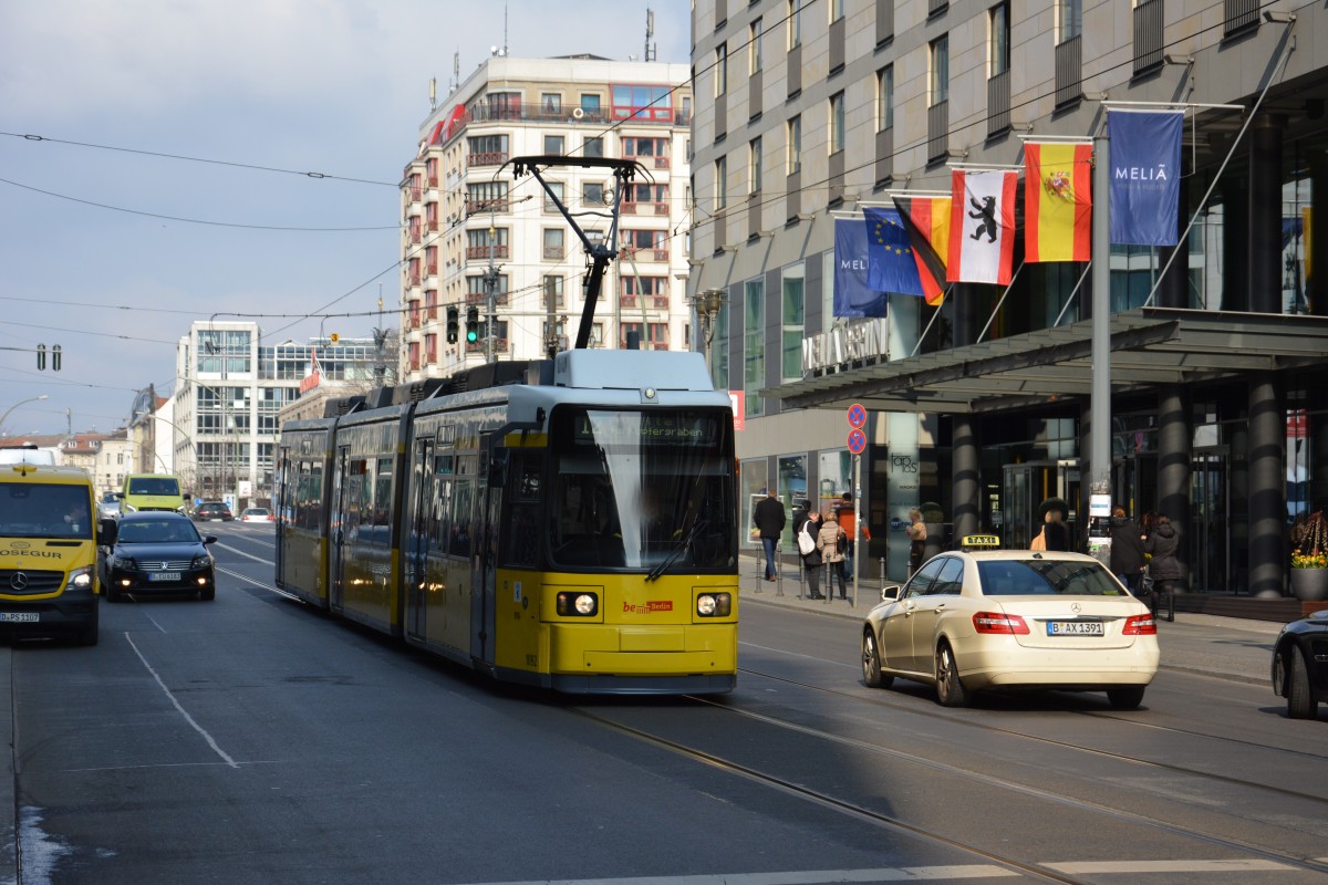 GT6N Niederflurstraßenbahn  1092  fährt am 13.03.2015 auf der Linie 12 zum Kupfergraben. Aufgenommen in Berlin, Friedrichstraße. 