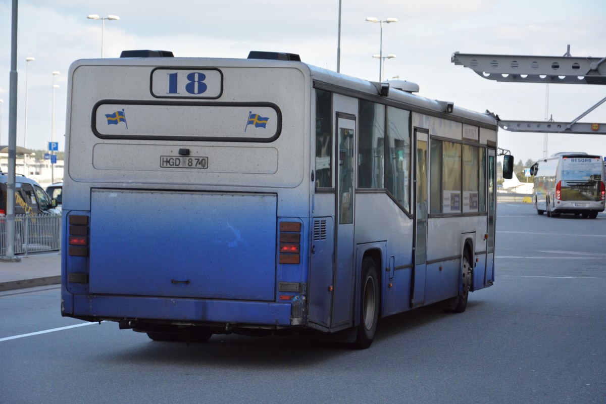 HGD 870 auf Shuttlefahrt zwischen Hotel und Flughafen Stockholm Arlanda. Aufgenommen am 13.09.2014.