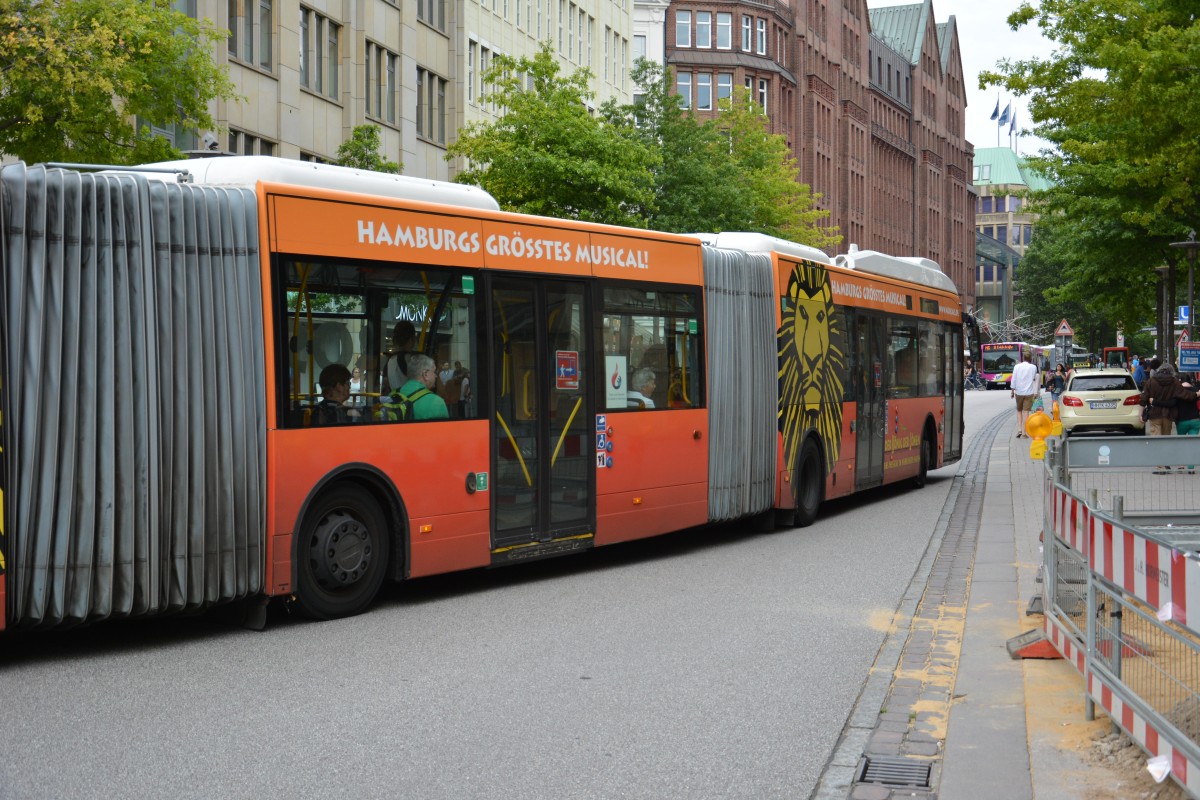 HH-HN 2581 fährt am 11.07.2015 auf der Linie M5. Aufgenommen wurde ein VanHool AGG 300 / Hochbahn / Hamburg Rathausmarkt. 