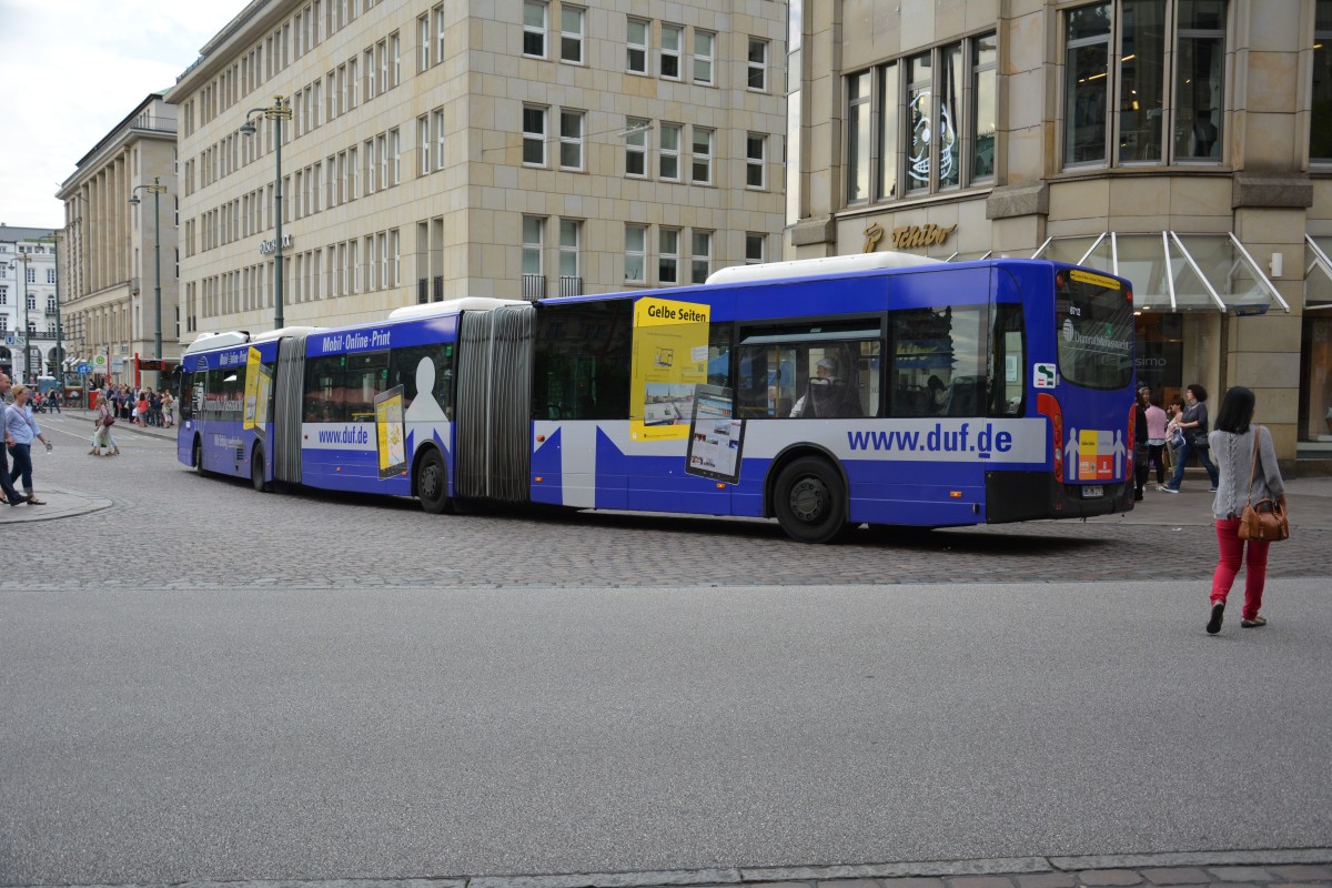 HH-HN 2792 fährt am 11.07.2015 auf der Linie M5. Aufgenommen wurde ein VanHool AGG 300 / Hochbahn / Hamburg Rathausmarkt. 
