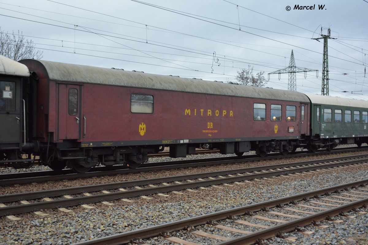 Historischer Wagen an einen Sonderzug nach Potsdam. Aufgenommen am 11.12.2016 Bahnhof Saarmund. 