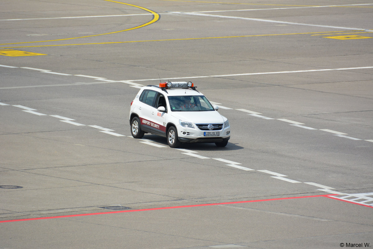 LDS-GL 83 ist am 15.07.2017 am Flughafen Tegel unterwegs. 