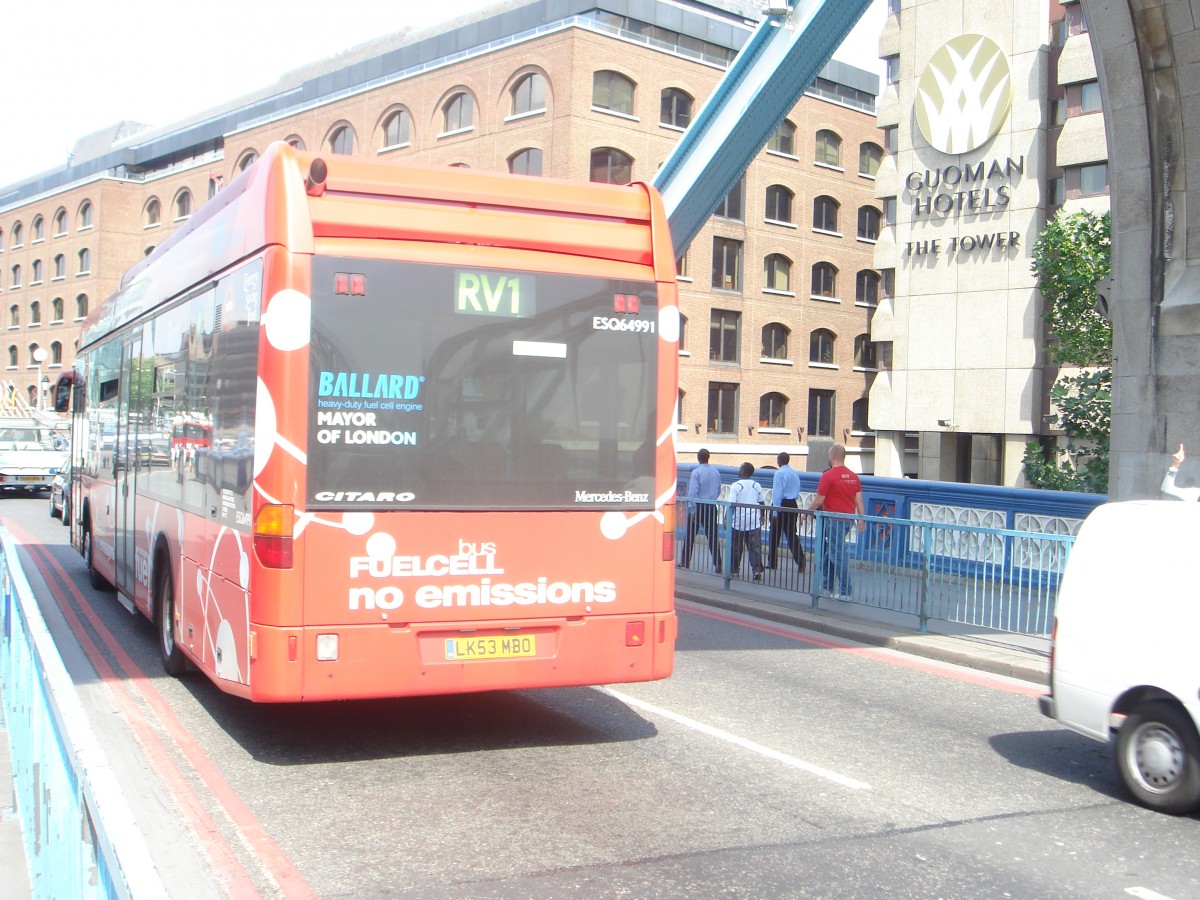 LK53 MBO (Mercedes Benz Citaro Brennstoffzellen Bus) wurde am 20.07.2006 in London an der Tower Bridge aufgenommen.