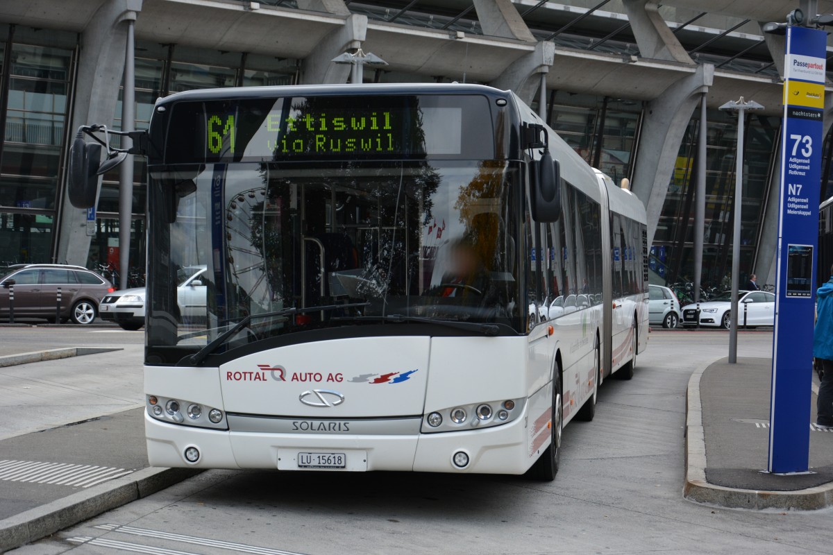 LU-15618 (Solaris Urbino 18) fährt am 08.10.2015 auf der Linie 61. Aufgenommen am Bahnhof Luzern.