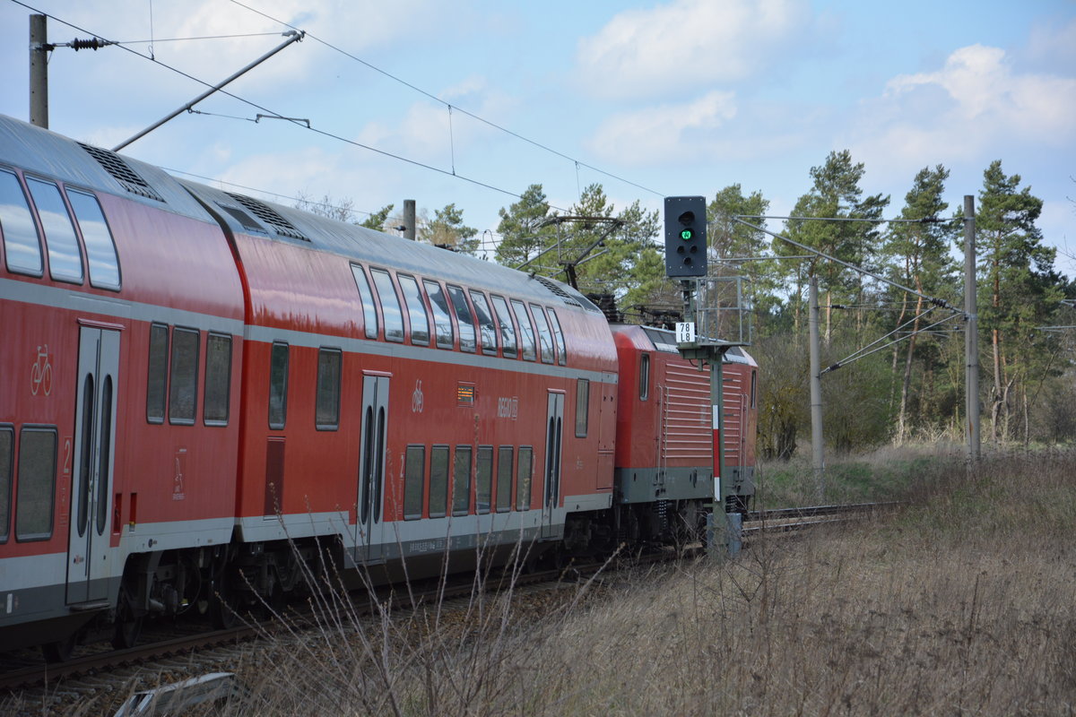 Nachschuss vom RE 3512 nach Stralsund Hauptbahnhof. Aufgenommen zwischen den Bahnhof Großbeeren und der JVA Heidenring / 08.04.2016.