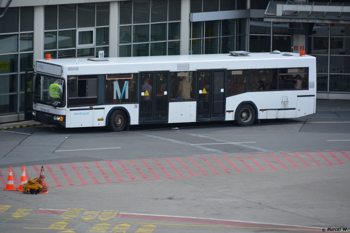 Neoplan Flughafenbus auf dem Flughafen Tegel (TXL) in Berlin. Aufgenommen am 15.07.2017.