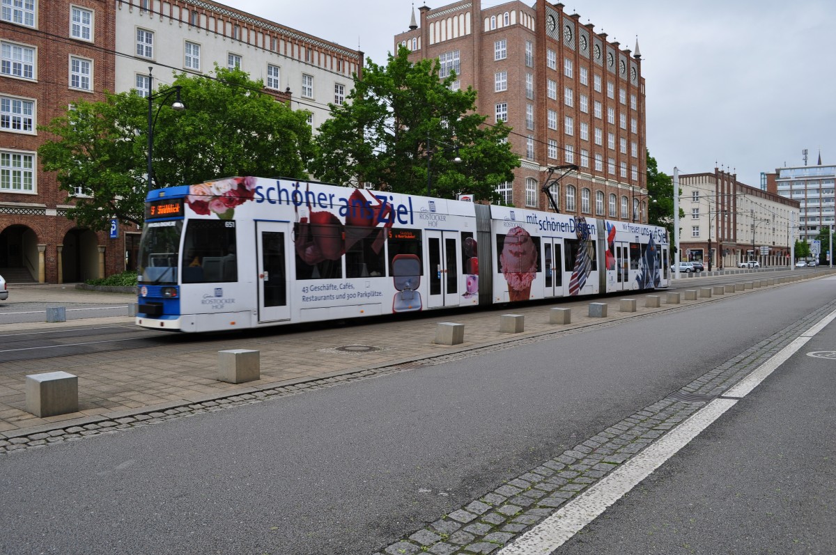 Niederflur-Gelenktriebwagen 6NGT in der Innenstadt von Rostock. Aufgenommen am 14.05.2014.