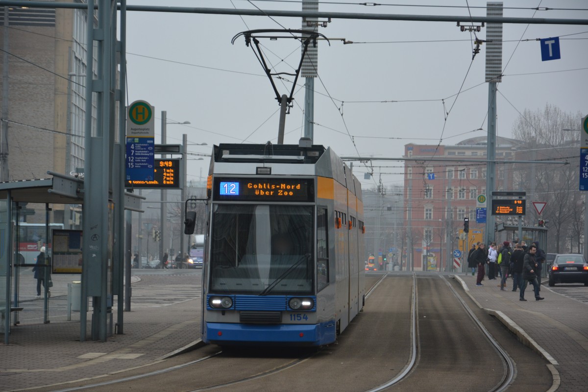 Niederflurstraenbahn  1154  auf der Linie 12 nach Gohlis-Nord. Aufgenommen am 18.02.2015, Leipzig Augustusplatz.
