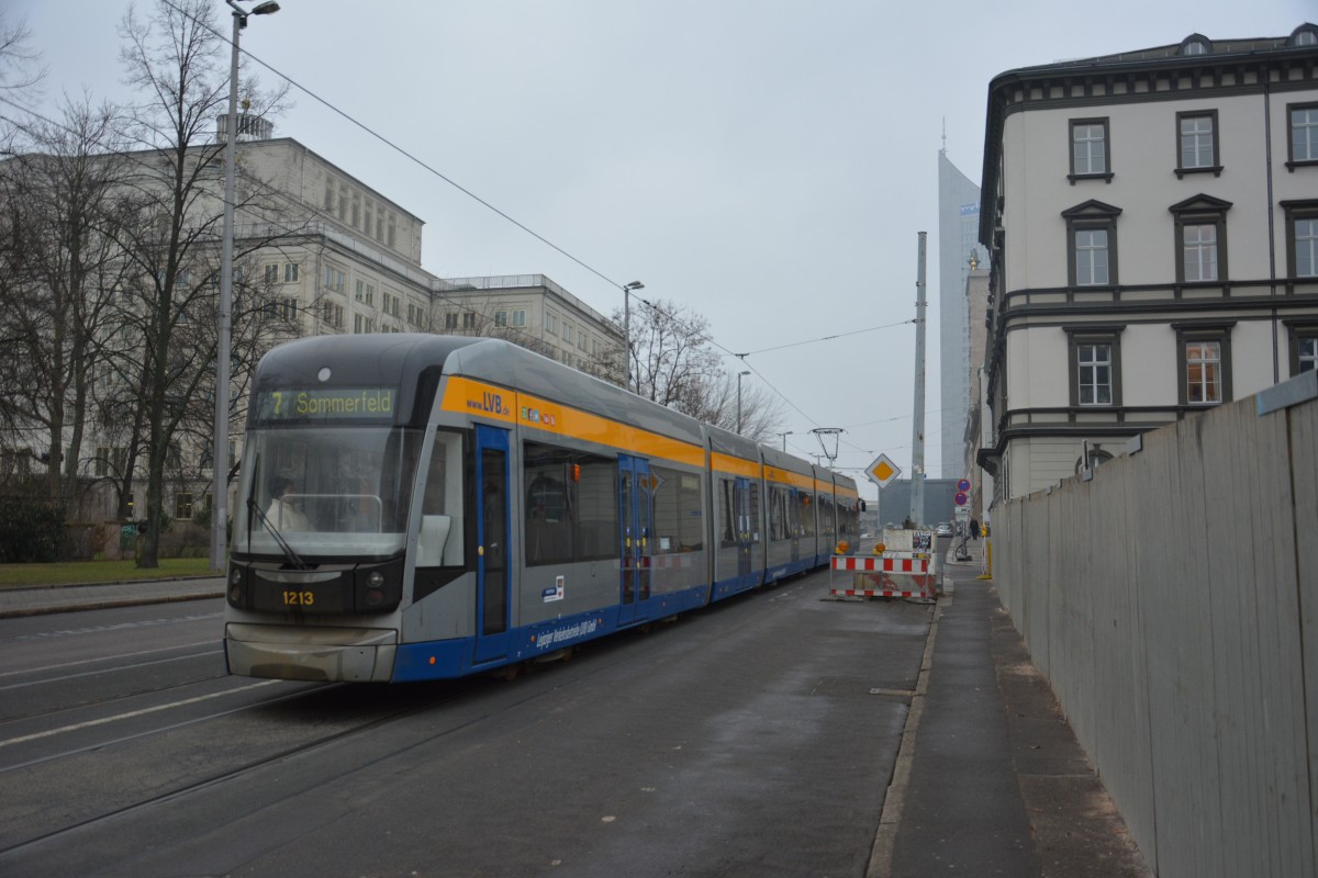 Niederflurstraßenbahn  1213  auf der Linie 7 nach Sommerfeld. Aufgenommen am 18.02.2015, Leipzig Goethestraße. 