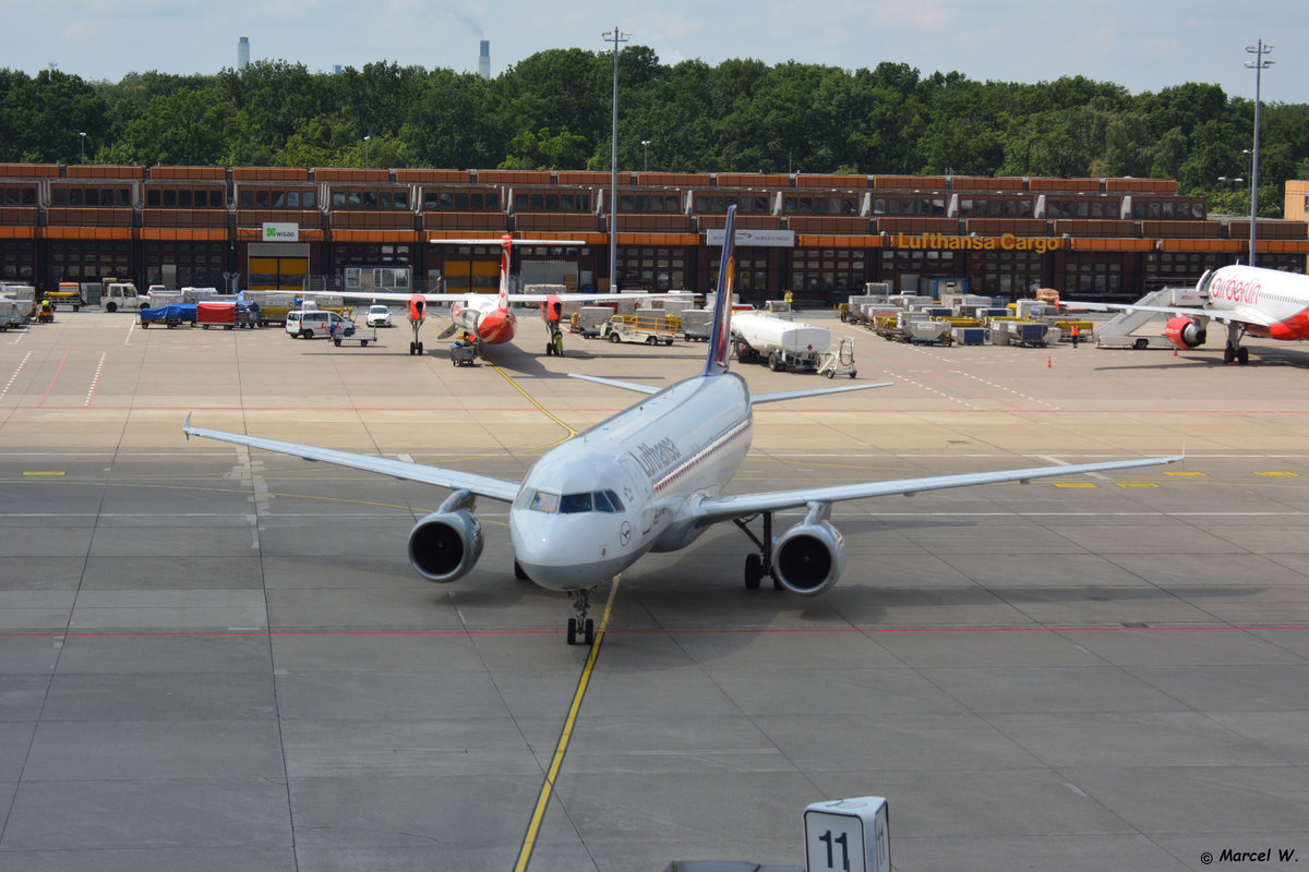 Ort: Berlin Tegel 
Flugzeug: Airbus A320-211
Airline: Lufthansa
Registration: D-AIPM
