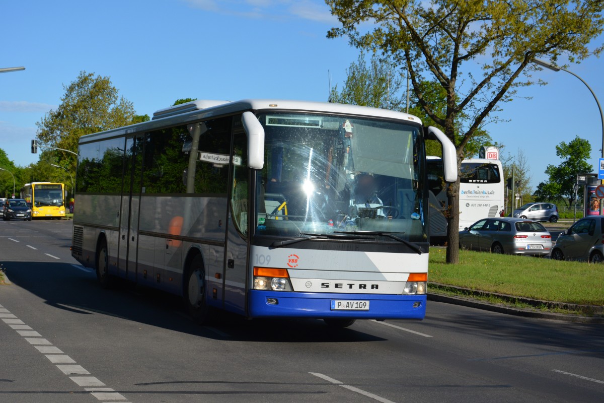 P-AV 109 (Setra S 31 UL) fährt am 07.05.2015 auf der Linie 620 nach Kleinmachnow. Aufgenommen am S-Bahnhof Wannsee. 
