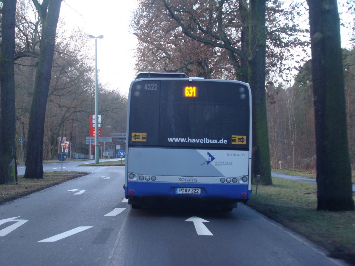 P-AV 322 fährt auf der Linie 631 zum Bahnhof Werder Havel. Aufgenommen wurde ein Solaris Urbino 15.