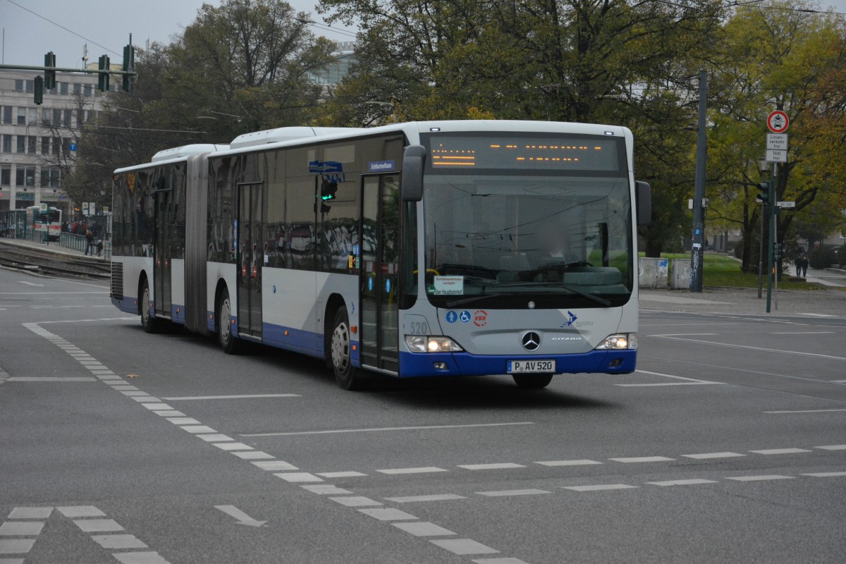 P-AV 520 (Mercedes Benz O530 vom Betriebshof Stahnsdorf) fährt am 25.10.2014 für die VIP SEV zwischen Potsdam, Platz der Einheit und E.-C.-Straße. Aufgenommen zwischen Platz der Einheit und Landtag.
