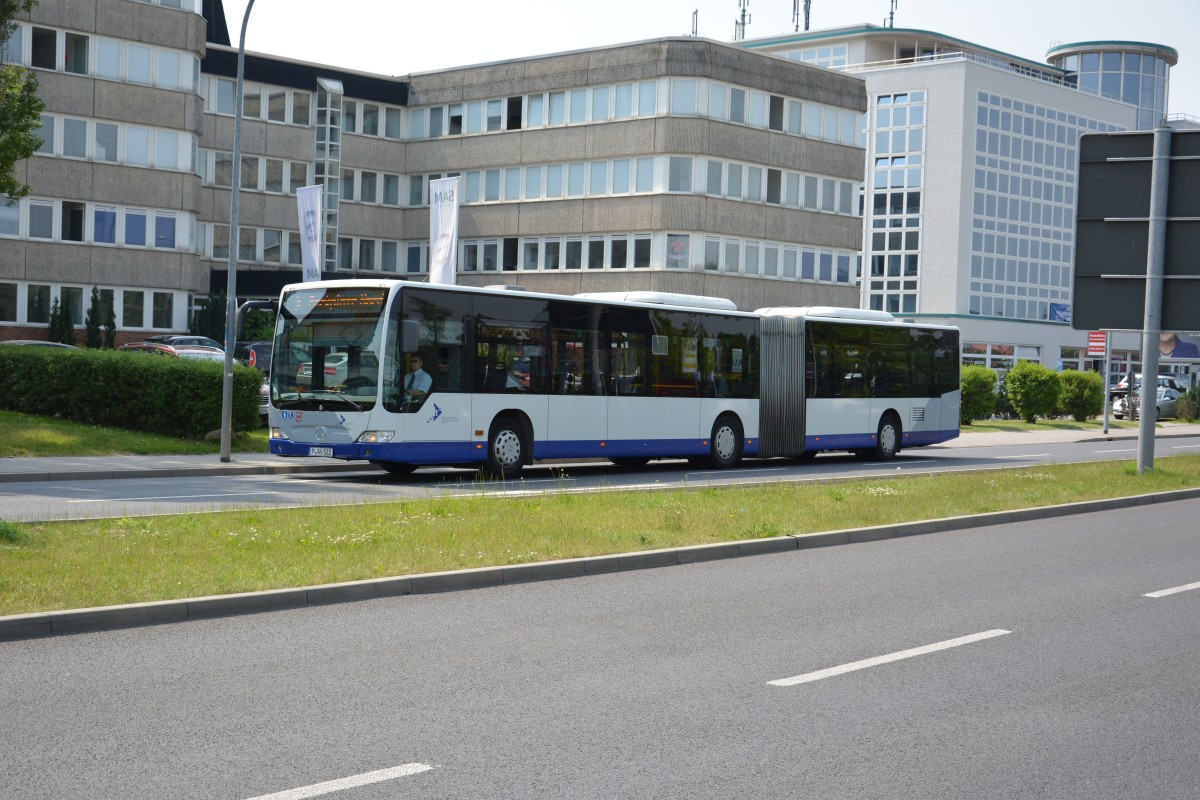 P-AV 522 auf dem Weg zum Bahnhof Schönefeld. Aufgenommen am 23.05.2014.