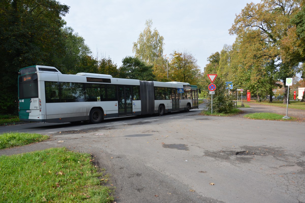 P-AV 966 fhrt am 18.10.2014 auf der Linie 695 nach Potsdam Hauptbahnhof. Aufgenommen wurde Volvo 7700, Potsdam Neues Palais.
