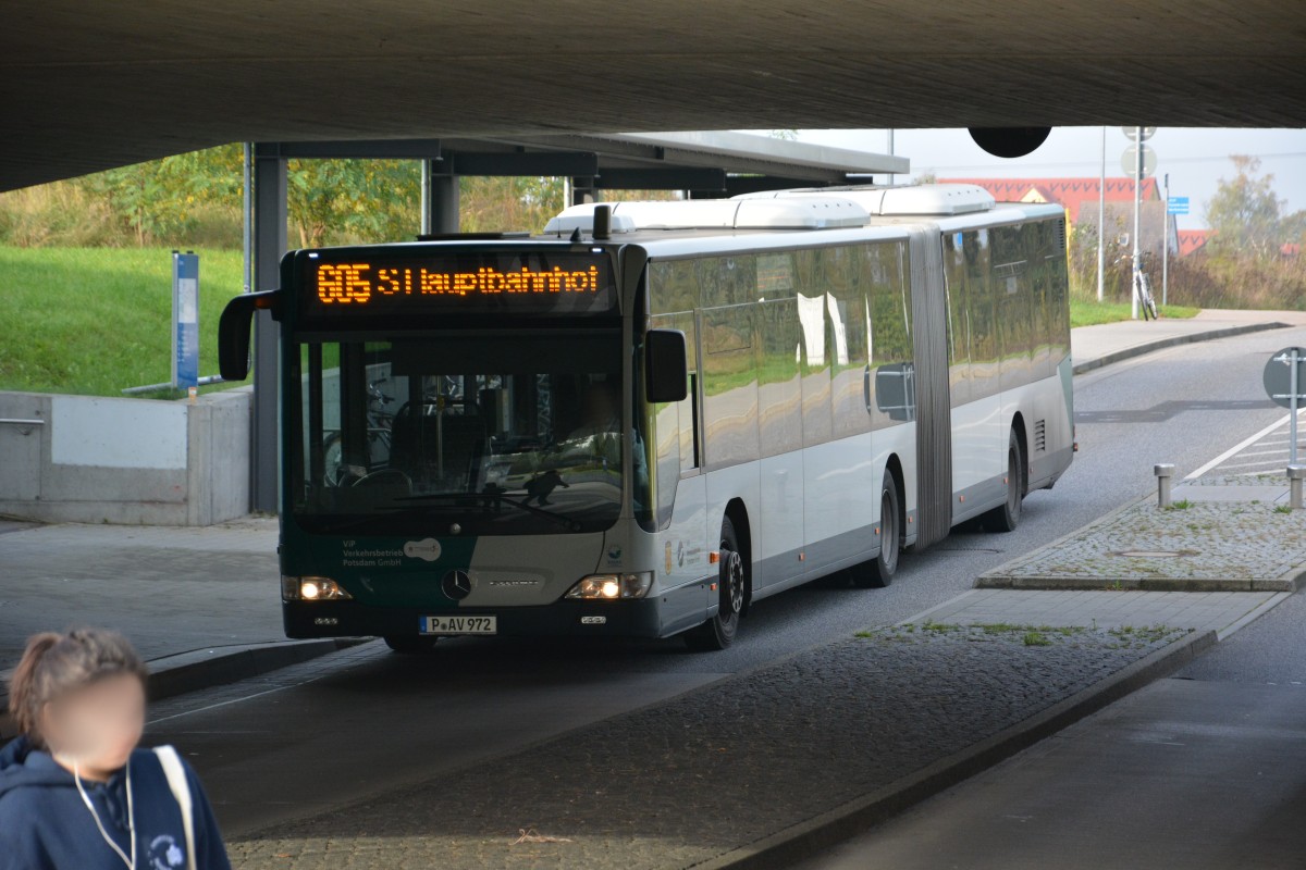 P-AV 972 (Mercedes Benz O530 Facelift) bei der Einfahrt in die Haltestelle Potsdam, Bahnhof Golm. Aufgenommen am 18.10.2014.
