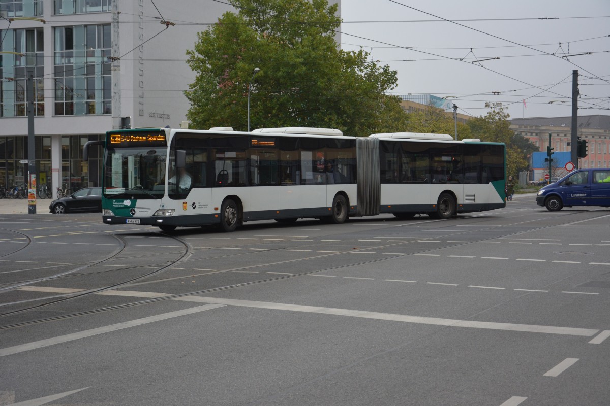 P-AV 978 (Mercedes Benz O530 Citaro) fhrt am 25.10.2014 auf der Linie 638 zum Rathaus Spandau. Aufgenommen am Platz der Einheit.

