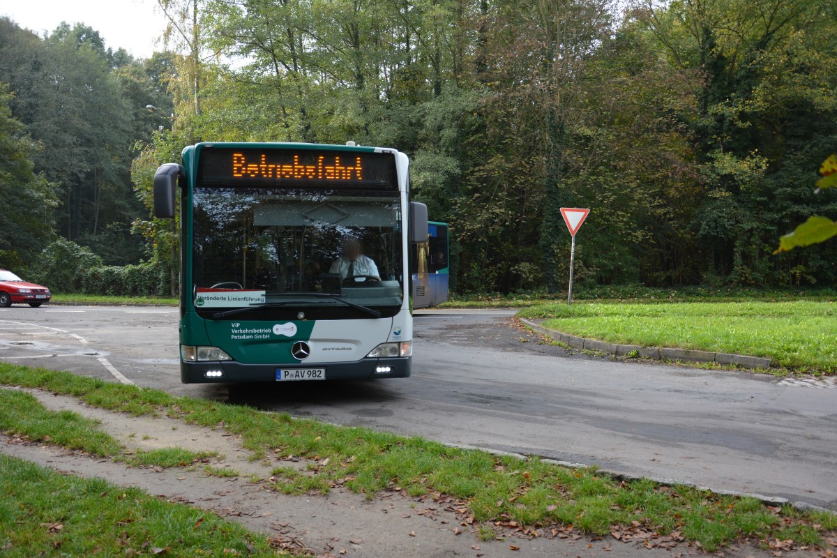P-AV 982 erreicht am 18.10.2014 seine Endhaltestelle Potsdam Neues Palais. Jetzt kurz Pause dann geht es zum Hauptbahnhof Potsdam und es ist Feierabend. Aufgenommen wurde Mercedes Benz O530.