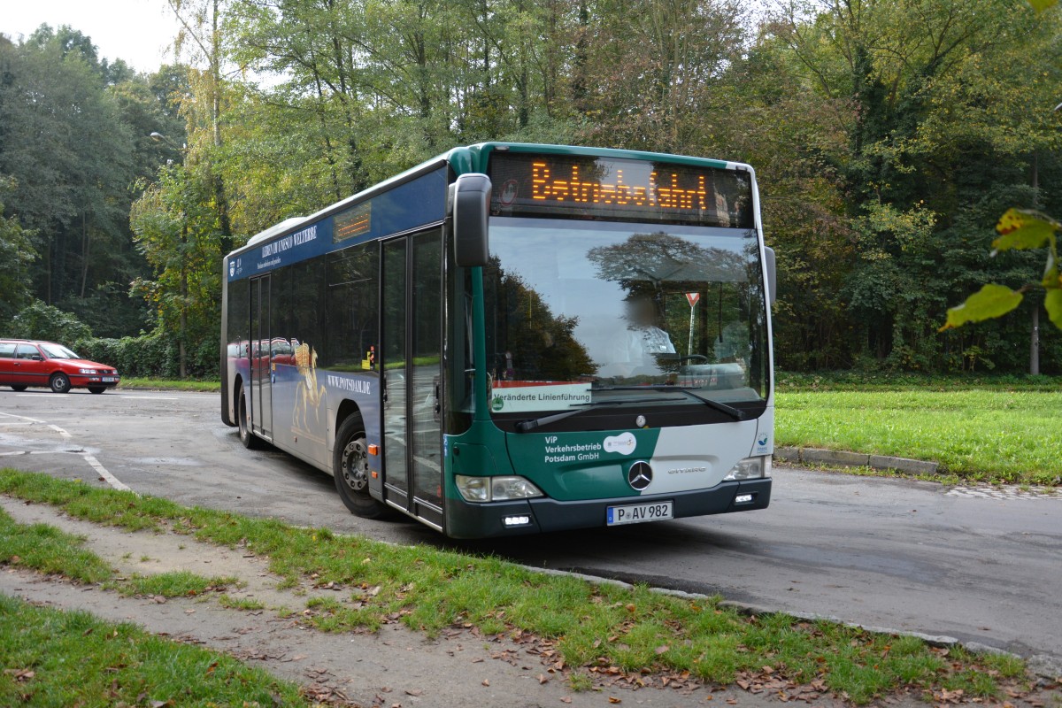 P-AV 982 erreicht am 18.10.2014 seine Endhaltestelle Potsdam Neues Palais. Jetzt kurz Pause dann geht es zum Hauptbahnhof Potsdam und es ist Feierabend. Aufgenommen wurde Mercedes Benz O530.