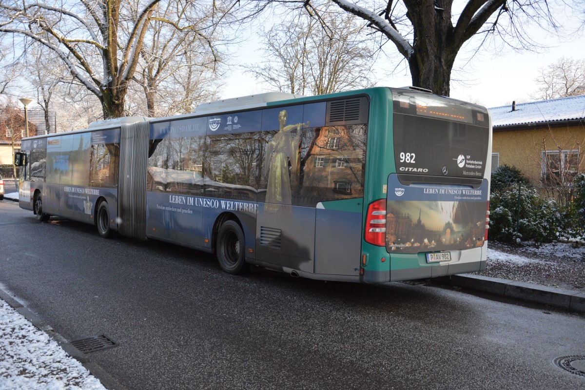 P-AV 982 steht am 31.01.2015 an der Küsselstraße auf Hermannswerder. Aufgenommen wurde ein Mercedes Benz Citaro Facelift Gelenkbus. 