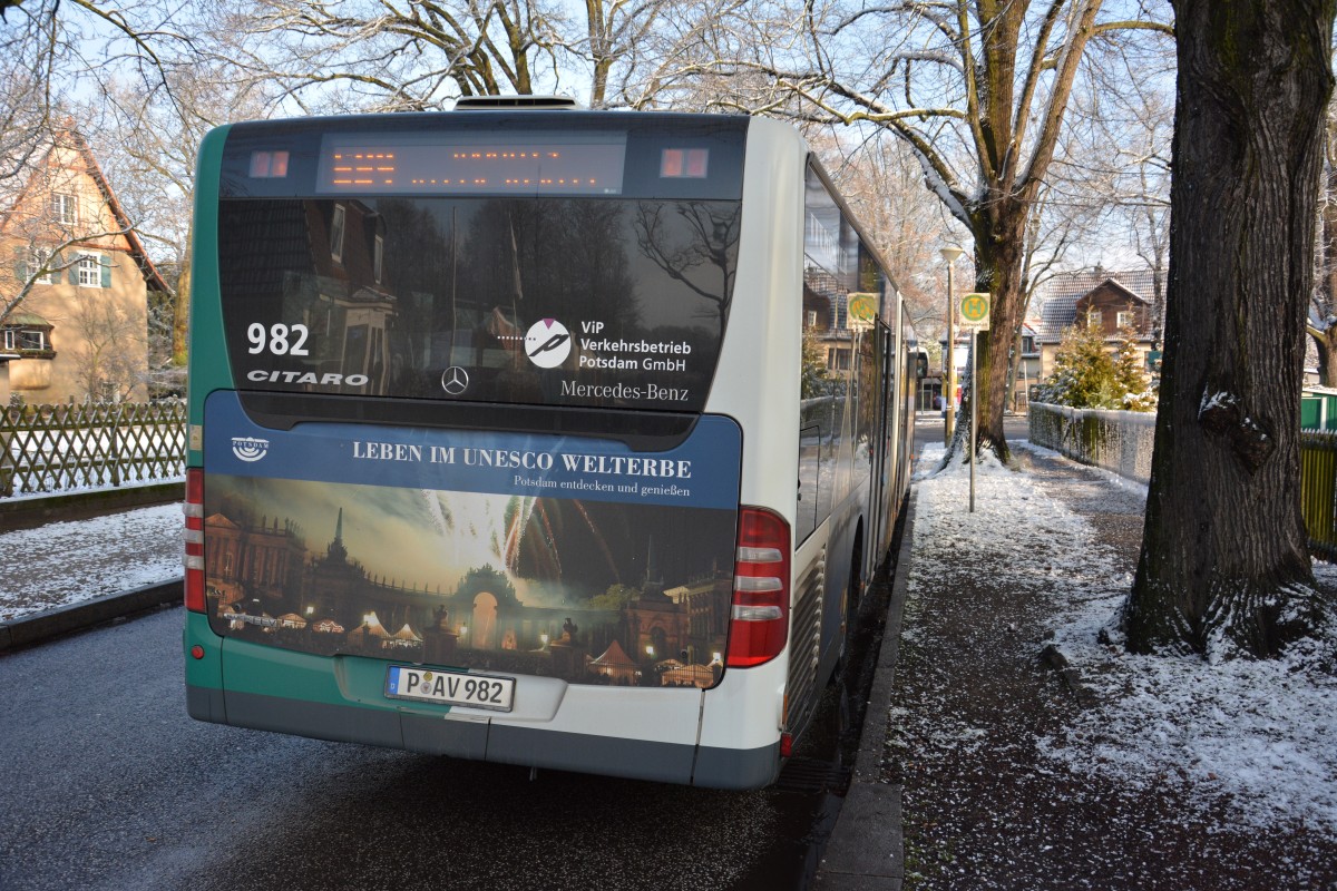 P-AV 982 steht am 31.01.2015 an der Küsselstraße auf Hermannswerder. Aufgenommen wurde ein Mercedes Benz Citaro Facelift Gelenkbus. 