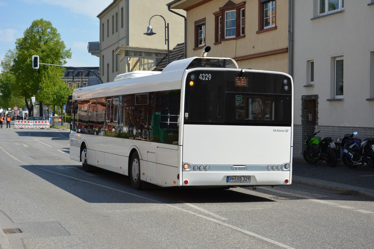 PM-RB 329 fährt am 03.05.2015 durch Werder Havel. Aufgenommen wurde ein Solaris Urbino 12 / Werder Havel Kölner Straße. 