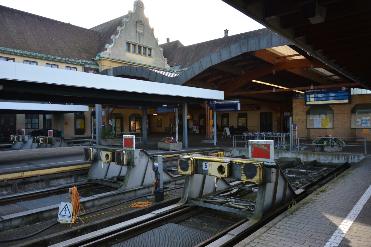 Prellbock vom Bahnhof Lindau Hauptbahnhof mit Blick in Richtung Bahnhofsgebäude. Aufgenommen am 06.10.2015.