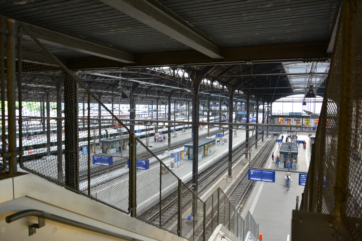 Schiefer Blick auf die Bahnsteige im Bahnhof Basel SBB. Aufgenommen am 07.06.2015.