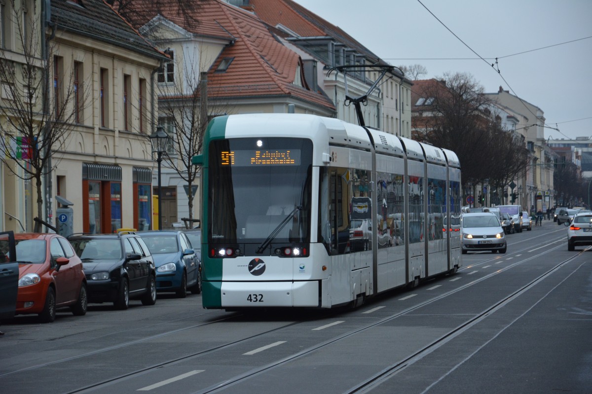 Stadler Vario Bahn  432  fährt am 16.12.2014 auf der Linie 91 zum Bahnhof Pirscheide. Aufgenommen am Luisenplatz. 