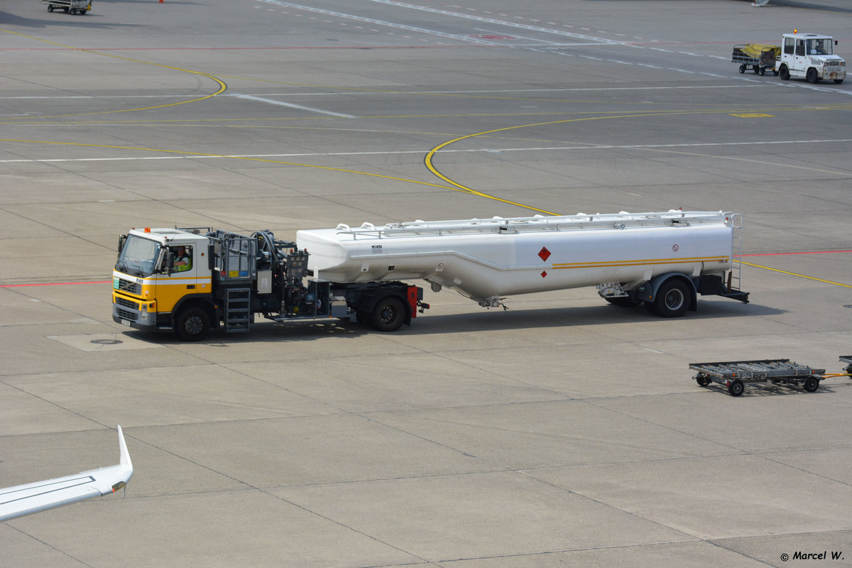 Tanklastzug auf dem Flughafen Berlin Tegel (TXL). Aufgenommen am 15.07.2017.