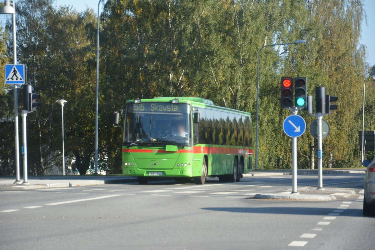 TDZ 142 auf der Linie 515 zum Flughafen Skavsta am 16.09.2014 in Nyköping.