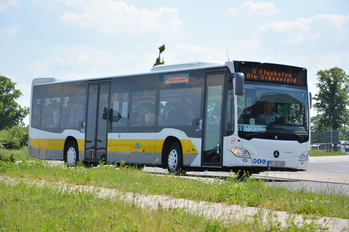 TF-VG 120 fährt am 04.06.2016 für die ILA auf der Shuttle-Linie  S . Aufgenommen wurde ein Mercedes Benz Citaro II Ü der VTF.