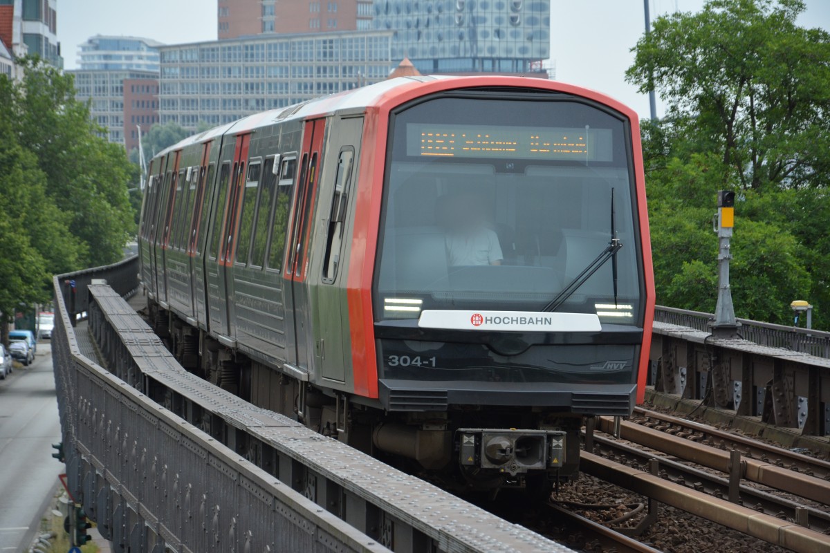U-Bahntyp DT5 der Hamburger Hochbahn. Aufgenommen am 11.07.2015 / U-Bahnhof Hamburg Landungsbrücken. 