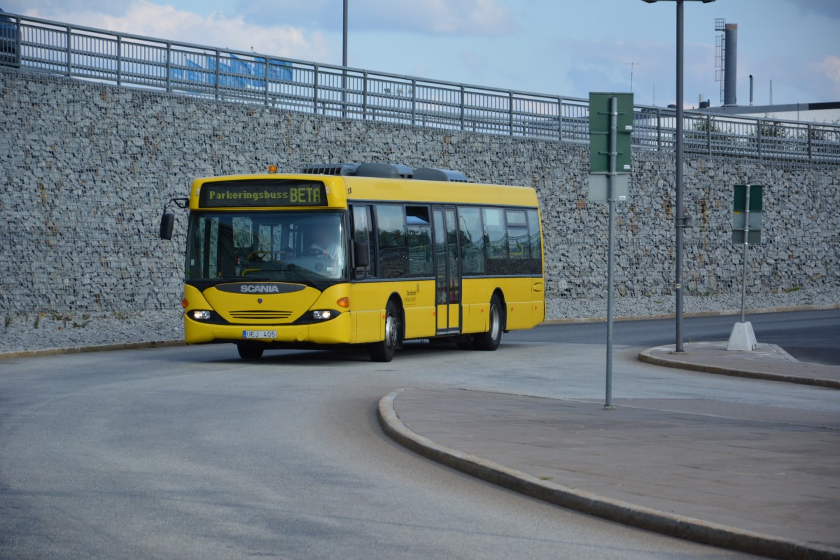 UEJ 405 fährt zwischen Parkplatz und Arlanda Flughafen Stockholm. Aufgenommen am 13.09.2014.