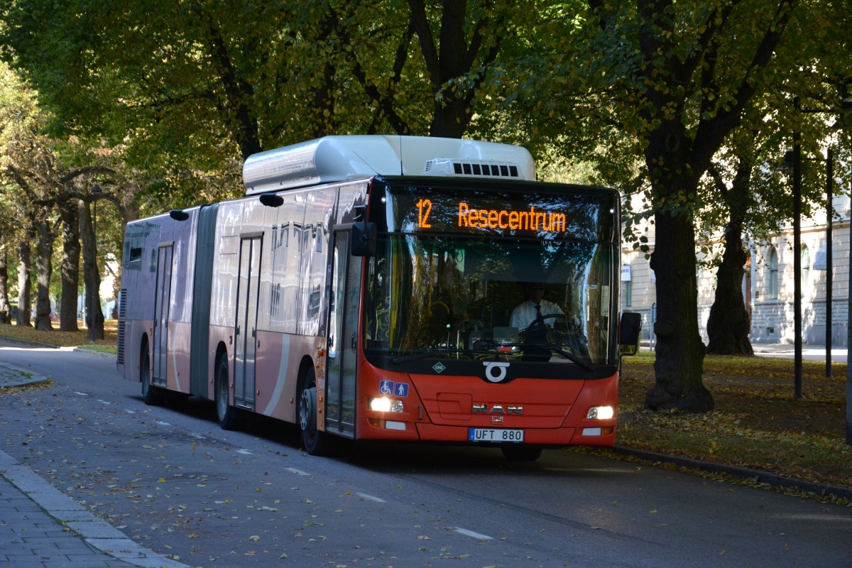 UFT 880 auf der Linie 12 zum Busbahnhof. Aufgenommen am 11.09.2014 in Linköping.