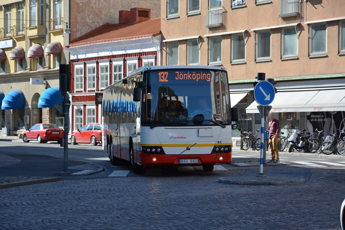 Volvo 8700 mit dem Kennzeichen BXH 982 auf der Linie 132. Aufgenommen am Hbf Jnkping am 15.09.2014.