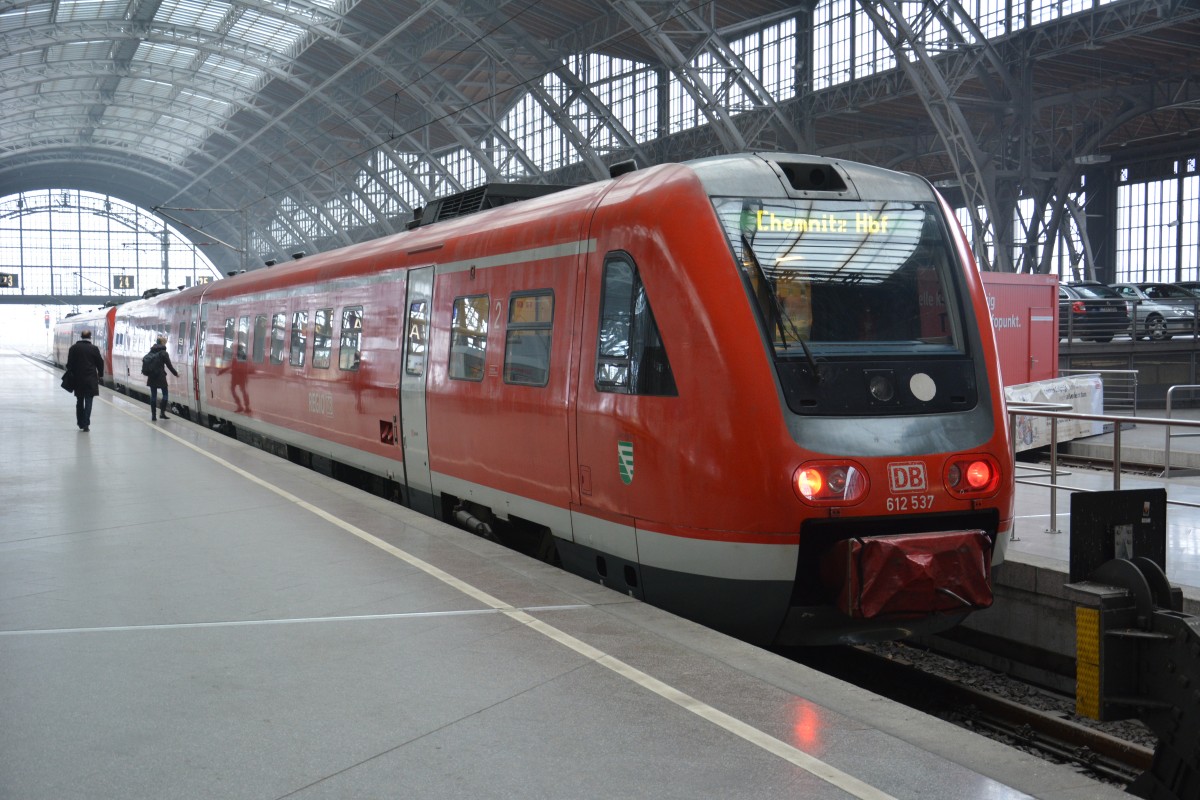 VT 612 (612 537) steht am Hauptbahnhof in Leipzig auf Gleis 23 und wartet auf die Abfahrt nach Chemnitz. Aufgenommen am 18.02.2015.