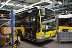 Auch Busse von Privatunternehmen werden hier in der BVG Werkstatt repariert (Folge Unfall).