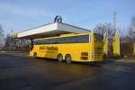 deutsche-post-mobility-adacpostbus/405798/su-ap-8803-scania-omniexpress-steht-am SU-AP 8803 (Scania OmniExpress) steht am 27.12.2014 beim Tanken an der Avus.