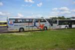 Auch der vielleicht Vereinsbus von Turbine Potsdam (PM-AV 391) mischt unter den Shuttle Service mit. Aufgenommen am 25.05.2014.