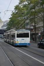 Dieser Hess O-Bus mit der Nummer  68  fhrt am 14.10.2015 auf der Linie 31 zum Hegibachplatz.