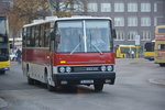  25 Jahre Linie 100  und deswegen sind einige Historische Busse unterwegs zwischen Berlin Zoologischer Garten und Berlin Alexanderplatz. Hier zu sehen ist ein Ikarus 250 59(B-OS 250). Aufgenommen am Bahnhof Berlin Zoologischer Garten / Hertzallee / 31.10.2015.
