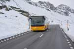 Am 15.10.2015 fährt GR-170438 in Richtung Davos aus Richtung St. Moritz kommend. Aufgenommen wurde ein IVECO Crossway.