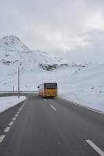 Am 15.10.2015 fährt GR-170438 in Richtung Davos aus Richtung St. Moritz kommend. Aufgenommen wurde ein IVECO Crossway.
