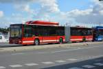 lions-city-cng-gelenkbus/383006/ela-787-fhrt-am-16092014-auf ELA 787 fhrt am 16.09.2014 auf der Linie 76 nach Ropsten. Aufgenommen wurde ein MAN Lion's City CNG in der Innenstadt von Stockholm.