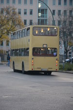  25 Jahre Linie 100  und deswegen sind einige Historische Busse unterwegs zwischen Berlin Zoologischer Garten und Berlin Alexanderplatz. Hier zu sehen ist ein MAN SD 74 (SD 200) (B-Q 2626H). Aufgenommen am Bahnhof Berlin Zoologischer Garten / Hertzallee / 31.10.2015.
