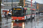 lions-city-gelenkbus/494978/am-04122015-faehrt-mz-sw-754-auf Am 04.12.2015 fährt MZ-SW 754 auf der Linie 55 durch die Innenstadt von Mainz. Aufgenommen wurde ein MAN Lion's City G.

