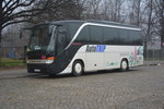 Am 01.01.2016 steht HCH-887 (Bus and minibus rent) auf dem Bassinplatz in Potsdam. Aufgenommen wurde ein Setra S 411 HD.
