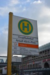 Bushaltestelle, Stuttgart Hauptbahnhof Arnulf-Klett-Platz. Aufgenommen am 19.10.2015.
