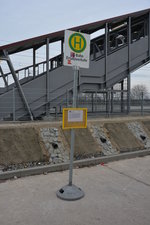 Ersatzhaltestelle für den Eisenbahnverkehr am Bahnhof Saarmund. Aufgenommen am 05.03.2016.